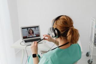 Examen de l'oreille chez un médecin