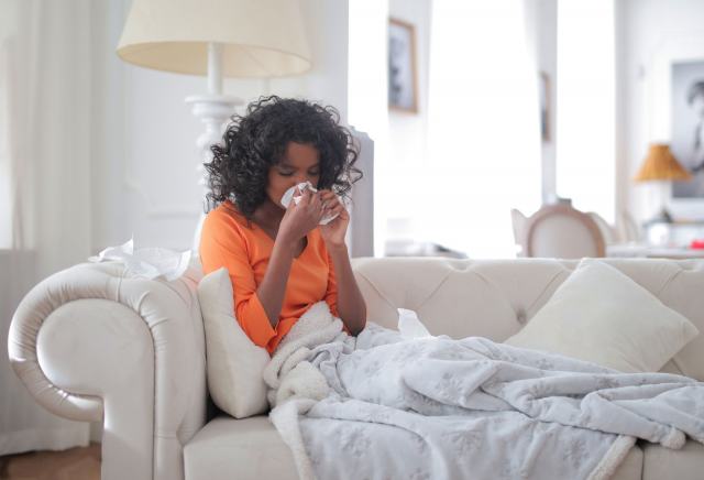 Allergies respiratoires, alimentaires, cutanées : comment les distinguer et les soigner Personne allergique qui se mouche au printemps