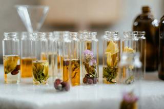 Huiles essentielles : guide aromathérapie et précautions