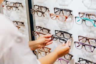 Opticien lunetier ajustant une monture de lunettes en magasin